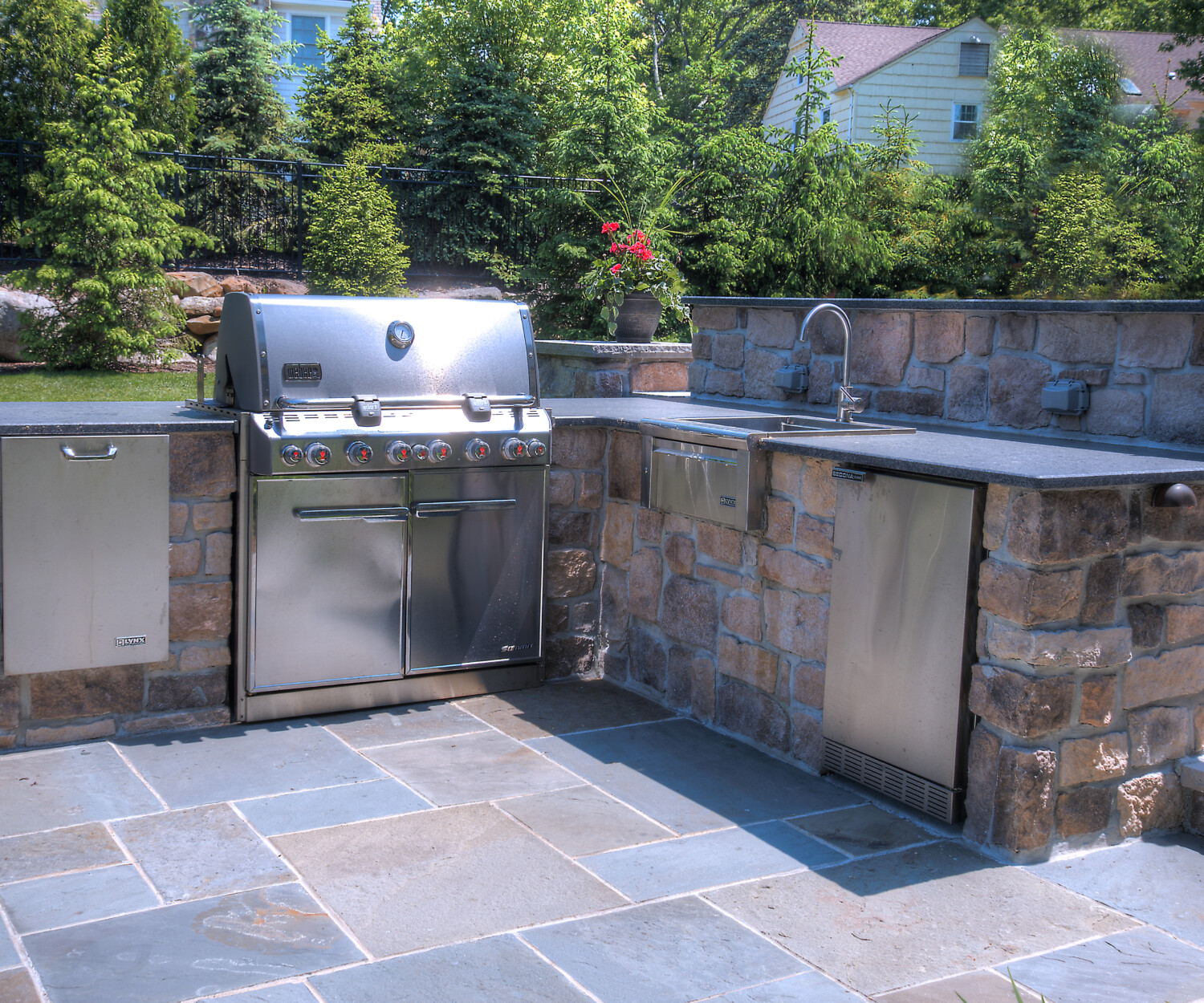 Grill, sink & refrigerator adds convenience