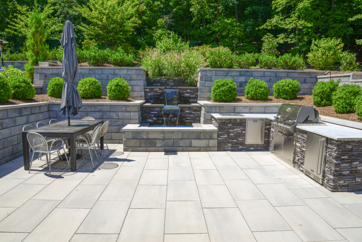 Patio dining & kitchen